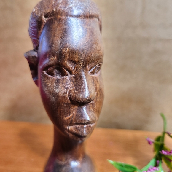 Vintage Pair of Hand Carved Wooden African Man and Woman Head Busts - Picture 8 of 17